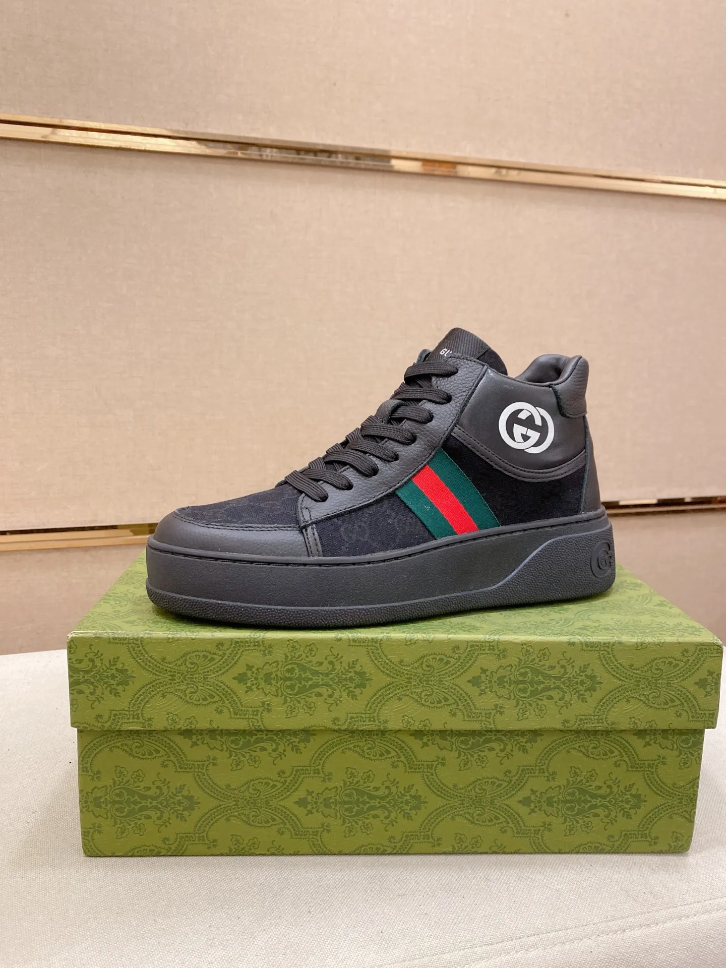 Factory price: 442💰 (GUCCI) The latest model from the official website🎁🎁Casual and fashionable men's shoes👟, hot style💥The style is simple and elegant, exclusive for trendy men. Unique official website's latest brand elements👑original Gucci decoration, fashionable and generous, the fabric is original cowhide ✅sheepskin lining, the official website specifies wear-resistant casual outsole, the classic model is taken in kind at the counter🎬38-44 (can be customized for 45 non-refundable)
